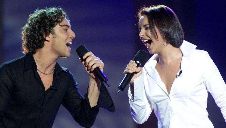 Chenoa y David Bisbal interpretando 'Escondidos' en 'Operación Triunfo 1'