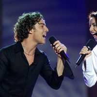 Chenoa y David Bisbal interpretando 'Escondidos' en 'Operación Triunfo 1'