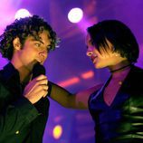 Chenoa y David Bisbal cantando muy cómplices sobre el escenario de 'Operación Triunfo 1'