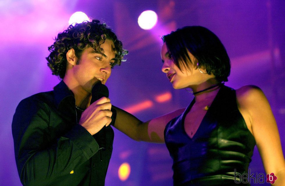 Chenoa y David Bisbal cantando muy cómplices sobre el escenario de 'Operación Triunfo 1'