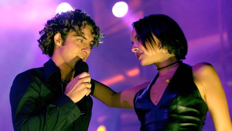 Chenoa y David Bisbal cantando muy cómplices sobre el escenario de 'Operación Triunfo 1'