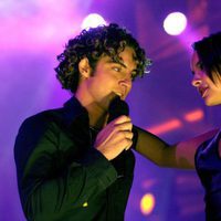 Chenoa y David Bisbal cantando muy cómplices sobre el escenario de 'Operación Triunfo 1'