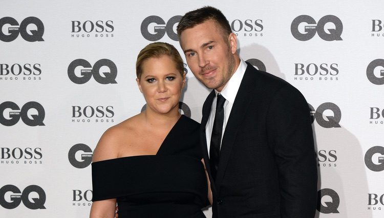 Amy Schumer y su novio en los Premios GQ 2016 en Londres