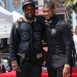 Usher con will.i.am en el Paseo de la Fama de Hollywood