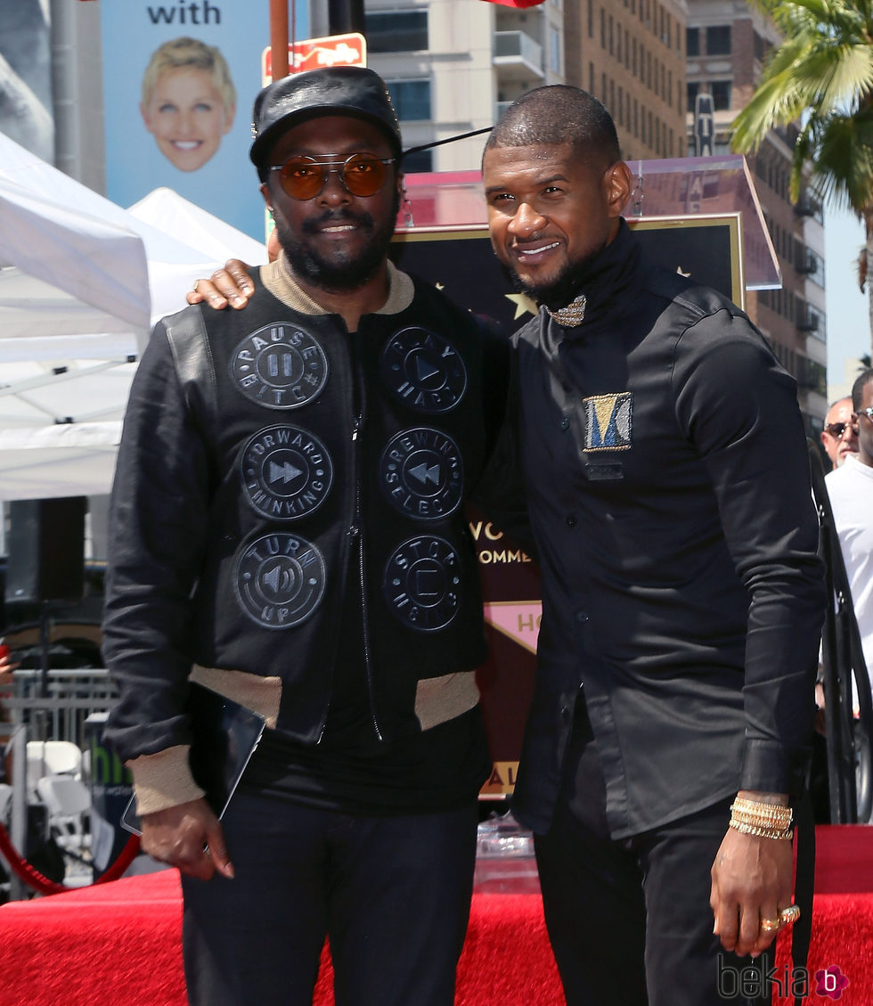 Usher con will.i.am en el Paseo de la Fama de Hollywood