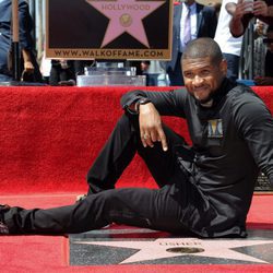 Usher recibe su estrella en el Paseo de la Fama de Hollywood