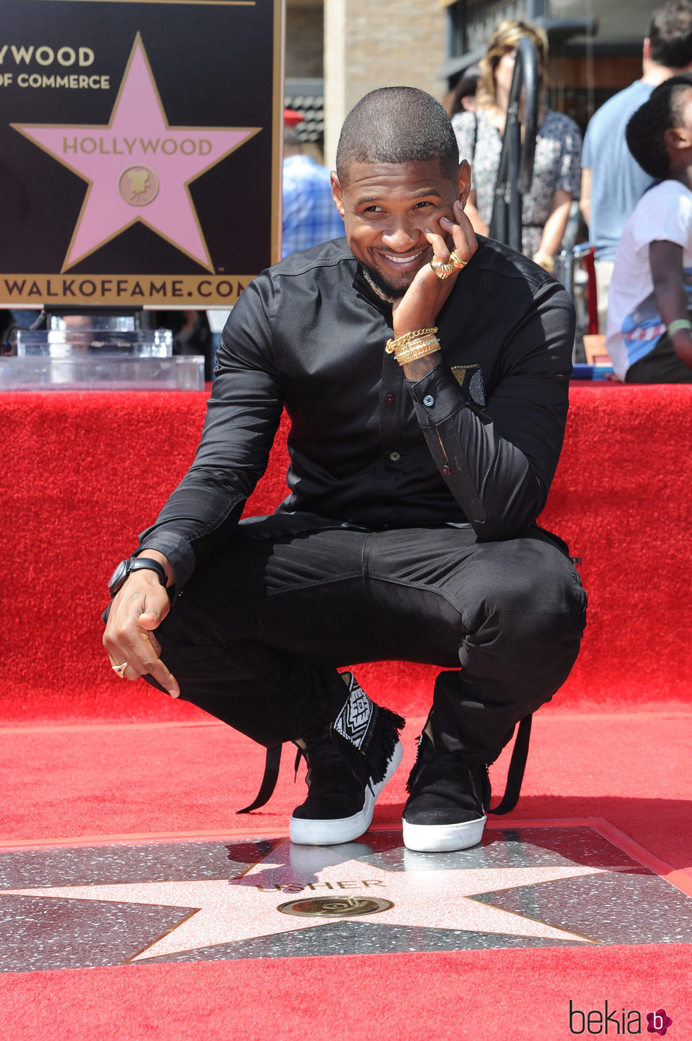 Usher, muy sonriente con su estrella en el Paseo de la Fama de Hollywood