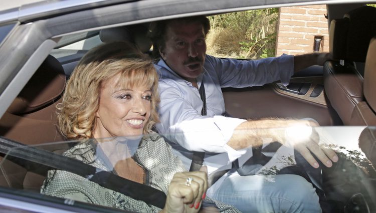 María Teresa Campos y Bigote Arrocet llegando a la boda de Rocío Carrasco y Fidel Albiac