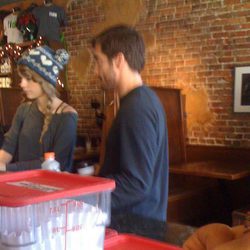 Taylor Swift y Jake GyllenHaal en Nashville