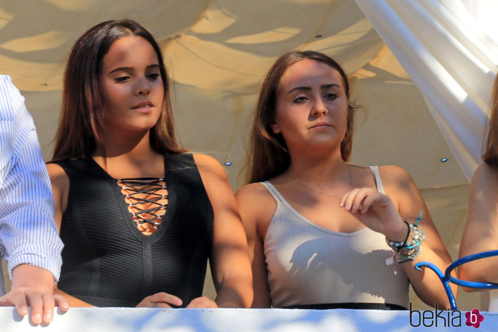 Gloria Camila y Rocío Flores en la procesión de la Virgen de Regla 2016