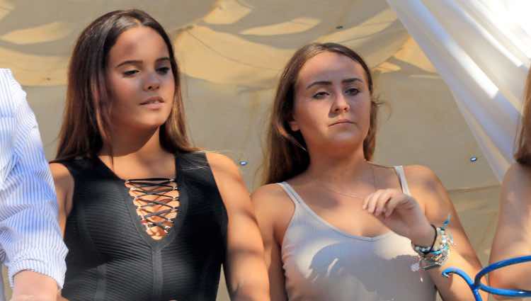 Gloria Camila y Rocío Flores en la procesión de la Virgen de Regla 2016