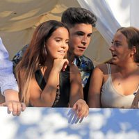 Gloria Camila, Kiko Jiménez y Rocío Flores en la procesión de la Virgen de Regla 2016