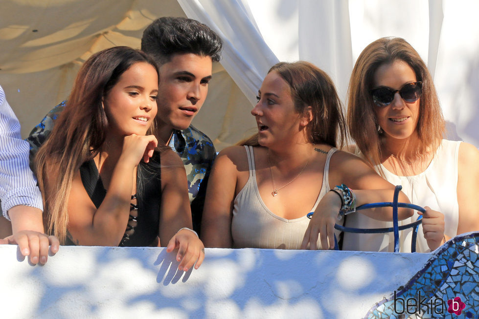 Gloria Camila, Kiko Jiménez y Rocío Flores en la procesión de la Virgen de Regla 2016