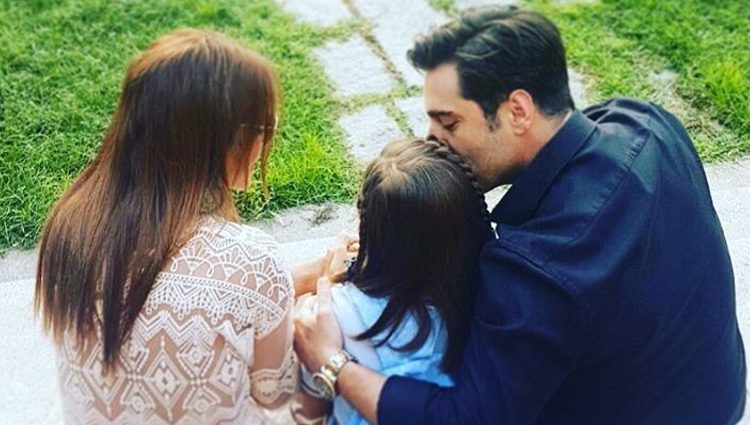 David Bustamante y Paula Echevarría con su hija Daniella antes de ir al colegio