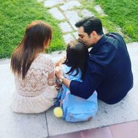 David Bustamante y Paula Echevarría con su hija Daniella antes de ir al colegio