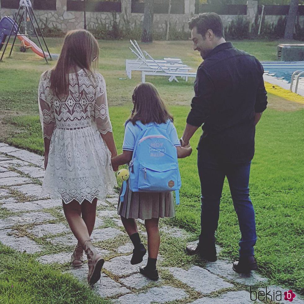 Paula Echevarría y David Bustamante llevan de la mano a su hija Daniella antes de la vuelta al cole