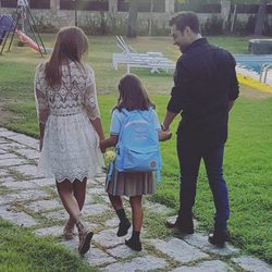 Paula Echevarría y David Bustamante llevan de la mano a su hija Daniella antes de la vuelta al cole