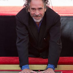 Tim Burton dejando sus huellas frente al Teatro Chino de Hollywood