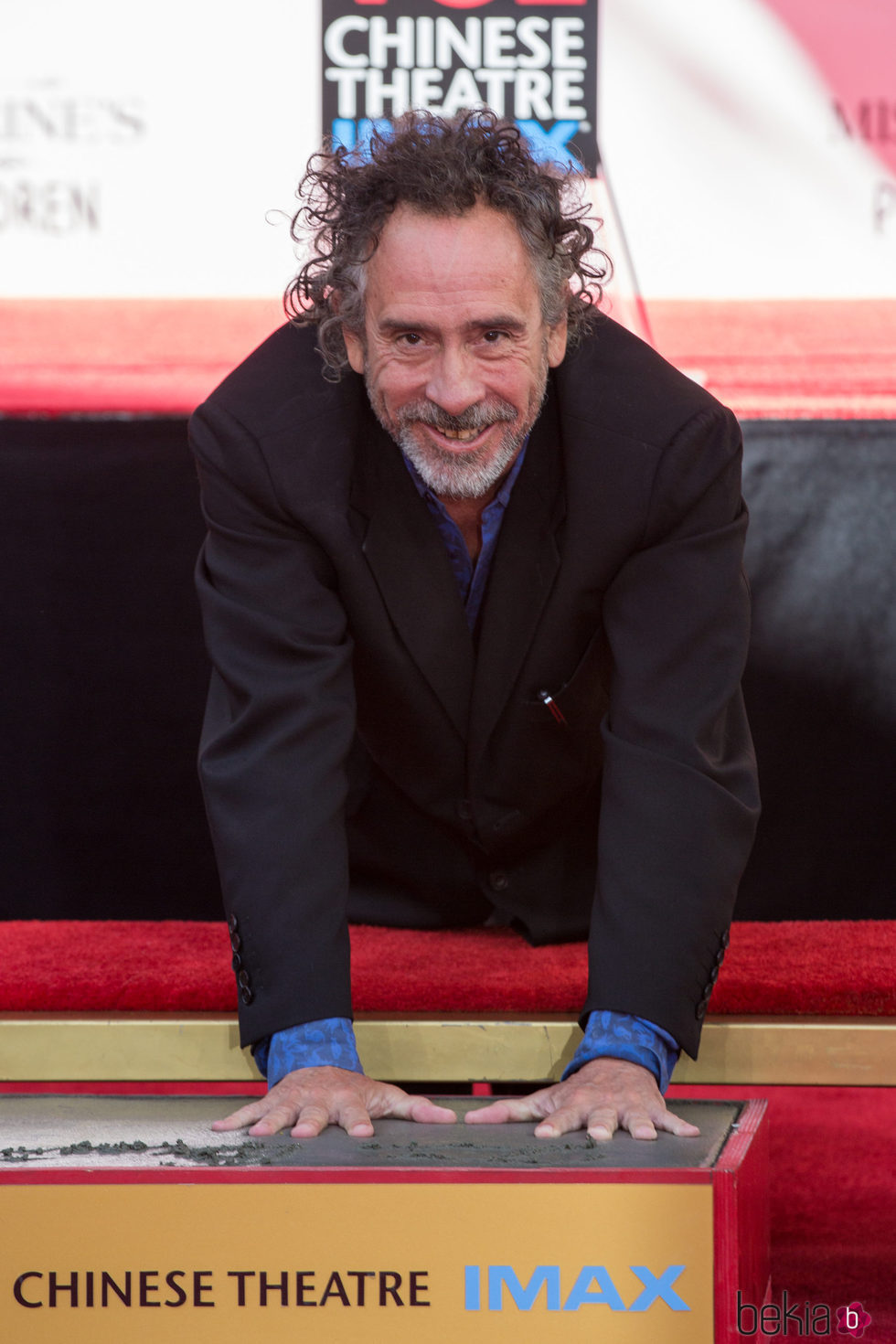 Tim Burton dejando sus huellas frente al Teatro Chino de Hollywood