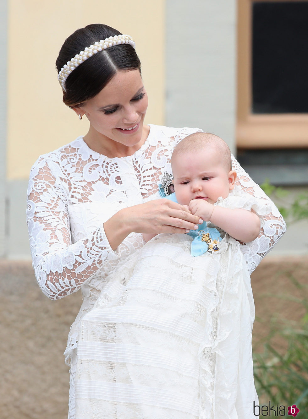 Sofia Hellqvist con su hijo el Príncipe Alejandro en brazos el día de su bautizo