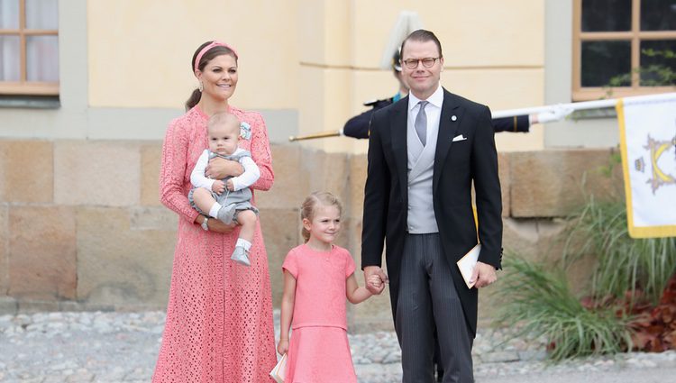 Los Príncipes Victoria y Daniel con sus hijos Estela y Oscar en el bautizo del Príncipe Alejandro