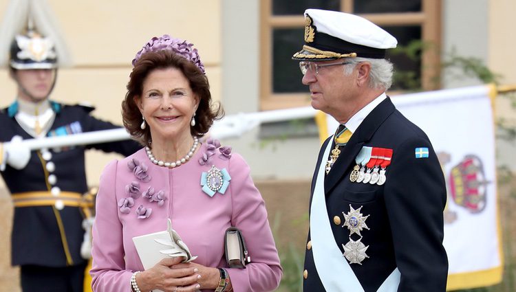 Los Reyes Carlos Gustavo y Silvia de Suecia en el bautizo de su nieto Alejandro de Suecia