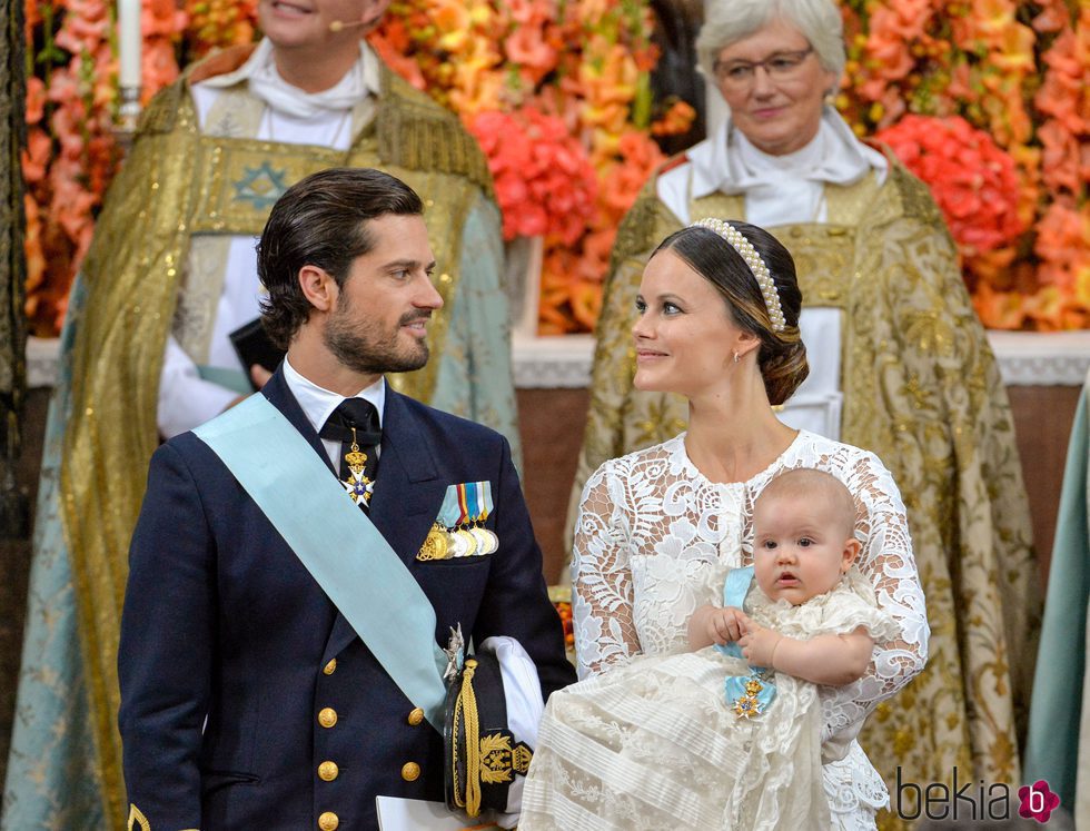 Los Príncipes Carlos Felipe y Sofia con su hijo Alejandro durante su bautizo