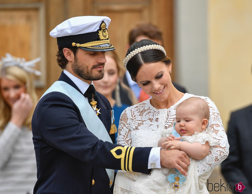 Carlos Felipe de Suecia y Sofia Hellqvist muy cariñosos con su hijo Alejandro el día de su bautizo