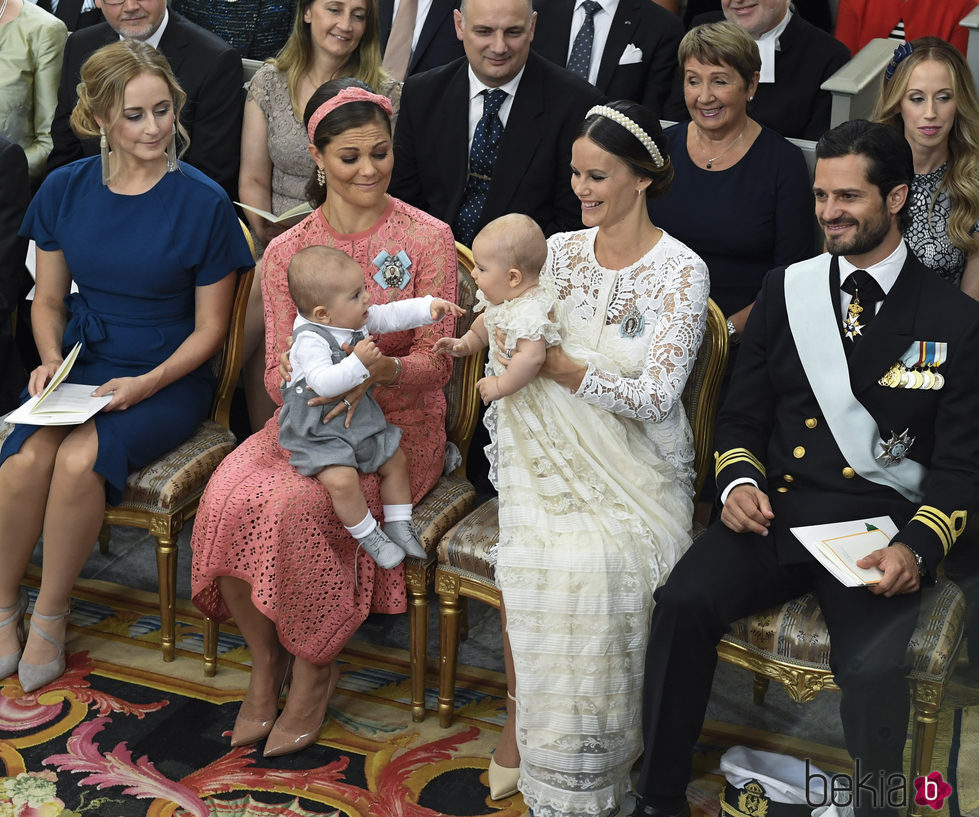 Alejandro de Suecia jugando con su primo Oscar de Suecia durante su bautizo