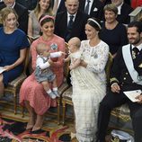 Alejandro de Suecia jugando con su primo Oscar de Suecia durante su bautizo