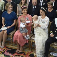 Alejandro de Suecia jugando con su primo Oscar de Suecia durante su bautizo