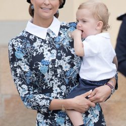 La Princesa Magdalena con su hijo Nicolás de Suecia en el bautizo de Alejandro de Suecia