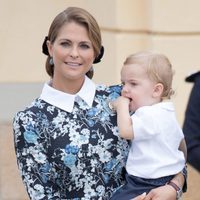 La Princesa Magdalena con su hijo Nicolás de Suecia en el bautizo de Alejandro de Suecia