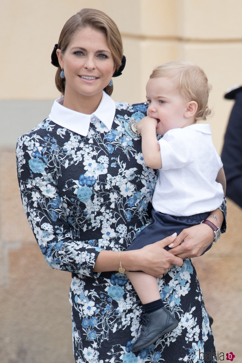 La Princesa Magdalena con su hijo Nicolás de Suecia en el bautizo de Alejandro de Suecia