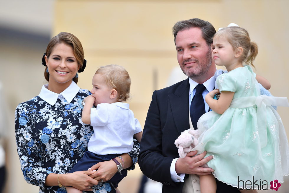 La Princesa Magdalena y Chris O'Neill con sus hijos Leonor y Nicolas en el bautizo de Alejandro de Suecia