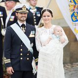 Los Príncipes Carlos Felipe y Sofia con su hijo Alejandro tras su bautizo