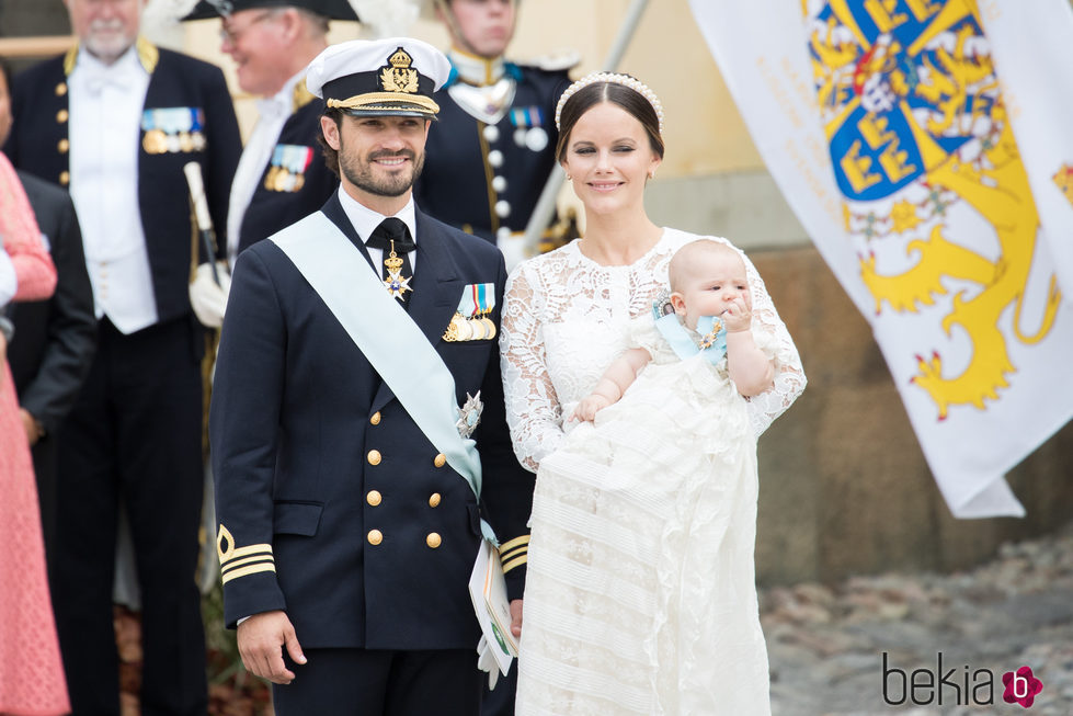 Los Príncipes Carlos Felipe y Sofia con su hijo Alejandro tras su bautizo