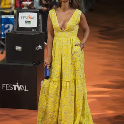 Paula Echevarría lanzando besos en el estreno de la cuarta temporada de 'Velvet' en el FesTVal de Vitoria 2016