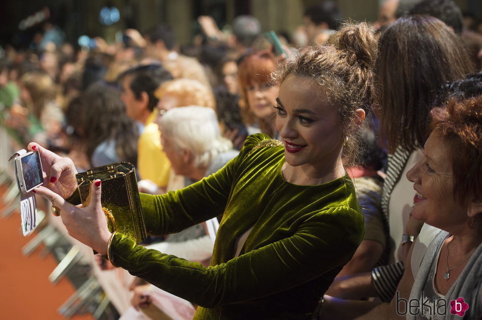 Marta Hazas con los fans en el estreno de la cuarta temporada de 'Velvet' en el FesTVal de Vitoria 2016