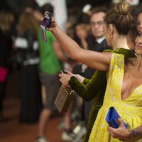 Paula Echevarría con los fans en el estreno de la cuarta temporada de 'Velvet' en el FesTVal de Vitoria 2016