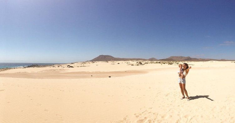 Yolanda en las dunas de Canarias