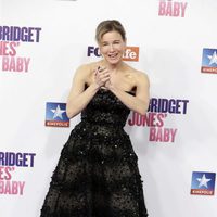 Renée Zellweger agradeciendo el cariño de los fans en el estreno de 'Bridget Jones' baby' en Madrid