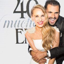 Emiliano Suárez y Carola Baleztena en la celebración de su boda