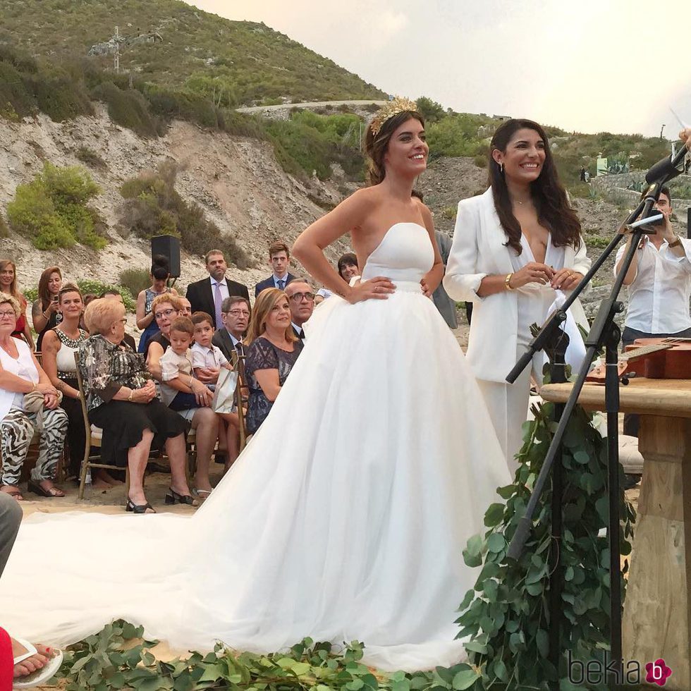 Dulceida y Alba muy sonrientes en su boda