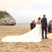 Dulceida de camino al altar al lado de su padre