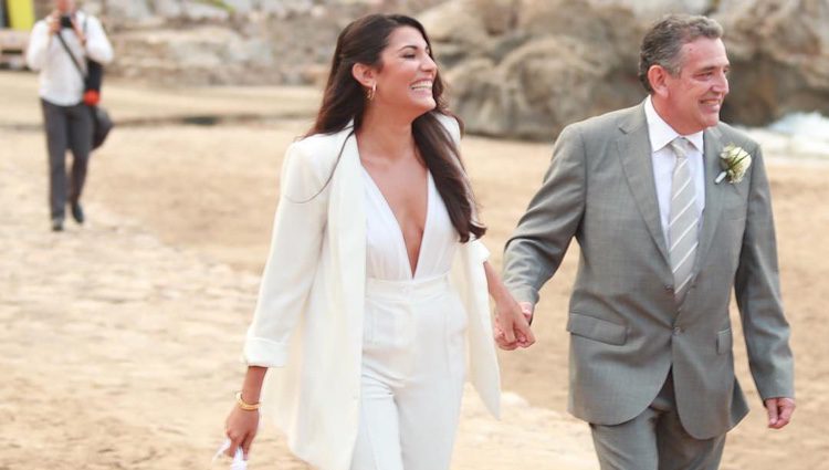 Alba Paul Ferrer muy sonriente de camino al altar de la mano de su padre