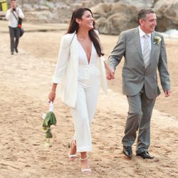 Alba Paul Ferrer muy sonriente de camino al altar de la mano de su padre