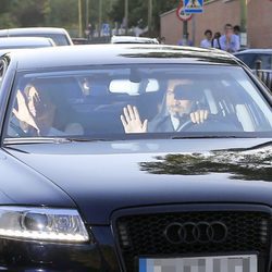 Los Reyes Felipe y Letizia llevan a sus hijas al primer día del nuevo curso