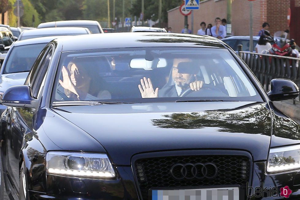 Los Reyes Felipe y Letizia llevan a sus hijas al primer día del nuevo curso