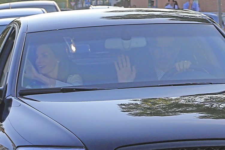 Los Reyes Felipe y Letizia llevan a sus hijas al primer día del nuevo curso